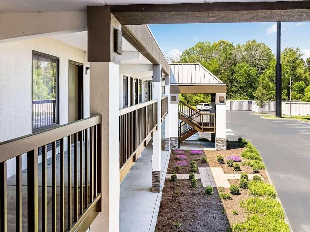 Farragut Inn & Suites