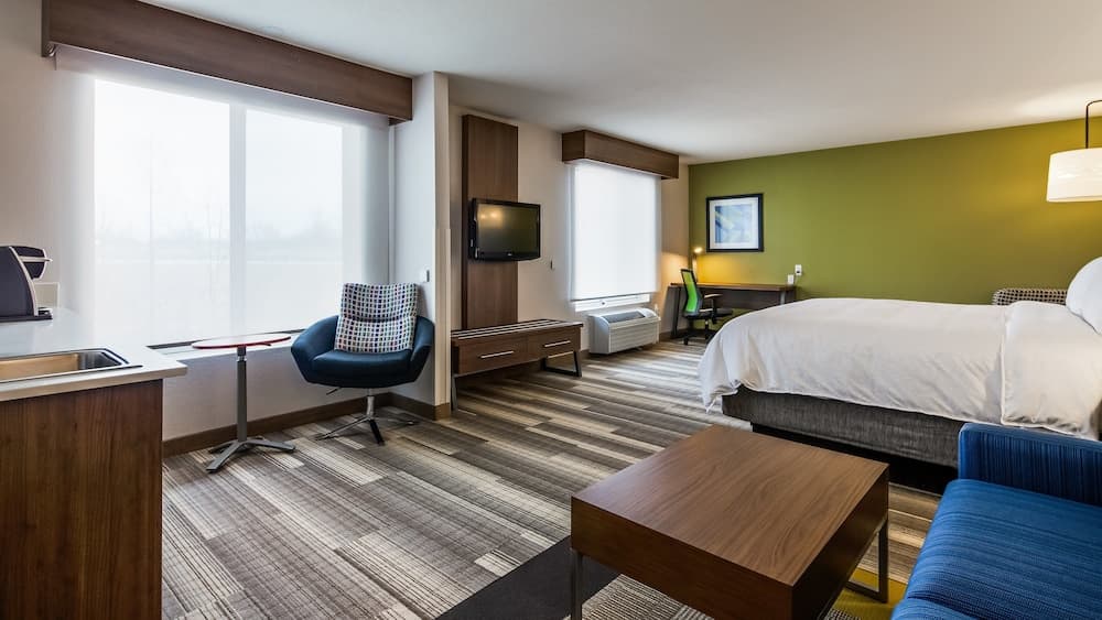 Holiday Inn Express & Suites Detroit - Farmington Hills by IHG