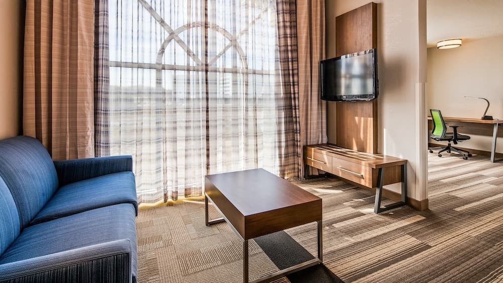 Holiday Inn Express & Suites Detroit - Farmington Hills by IHG