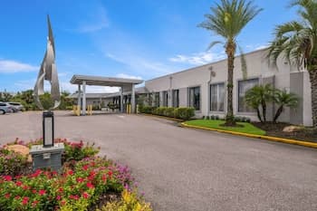 Clarion Inn & Suites Across From Universal Orlando Resort