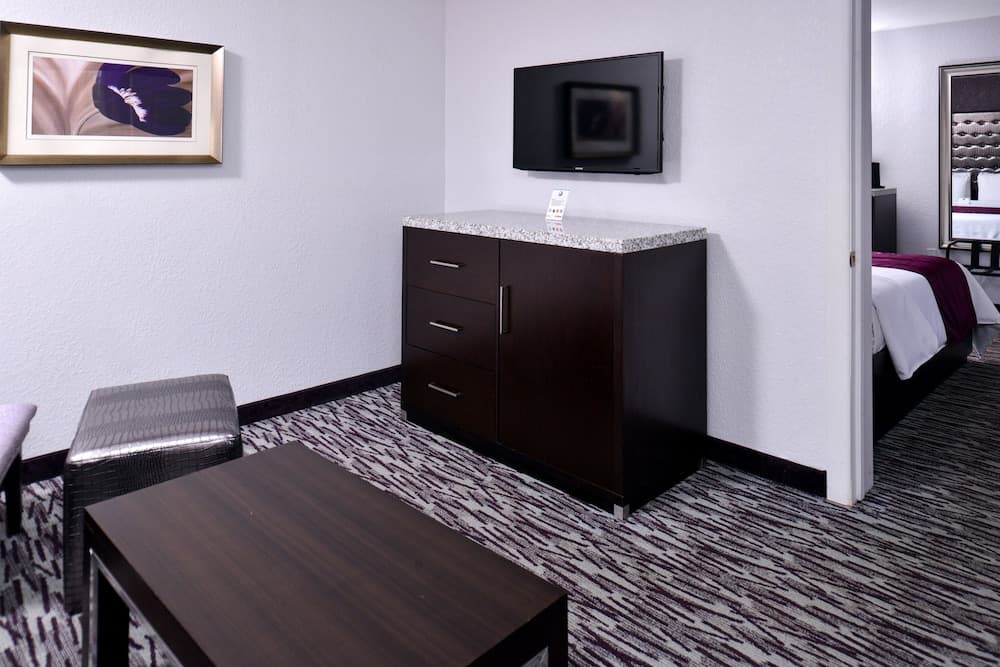 Clarion Inn & Suites Across From Universal Orlando Resort