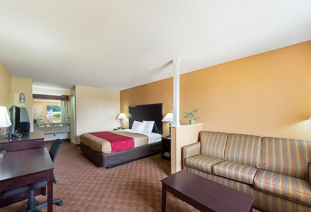 Econo Lodge Inn & Suites San Antonio near Frost Bank Center