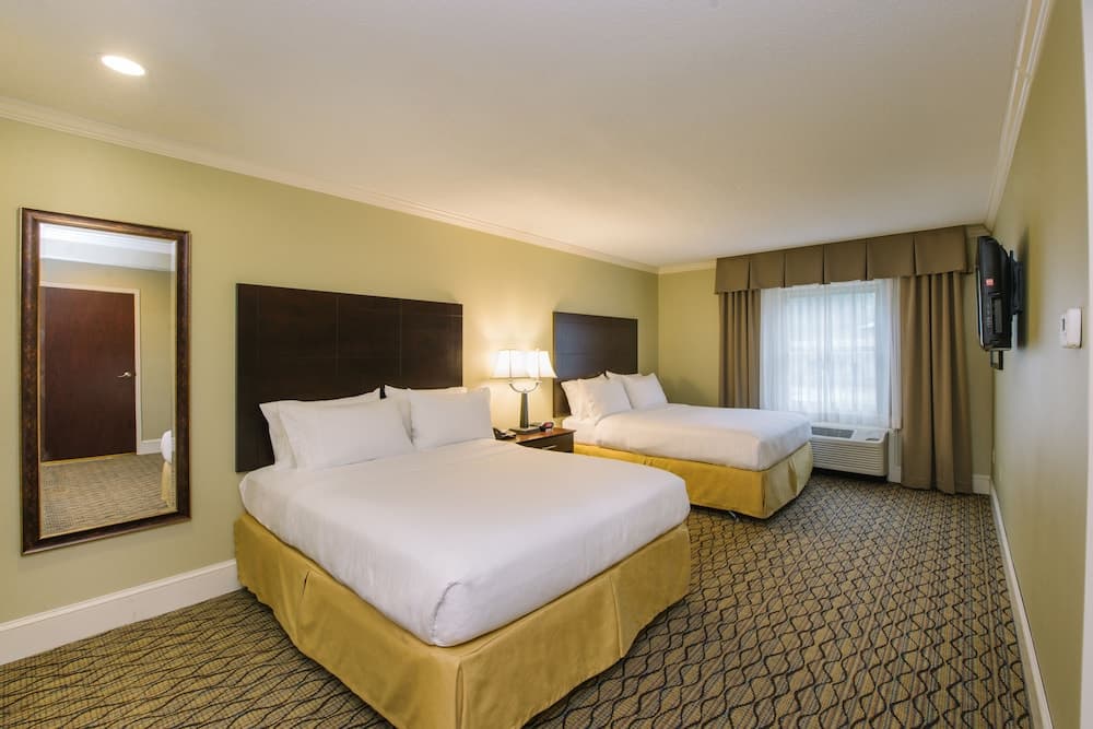Holiday Inn Express & Suites Merrimack – Nashua by IHG