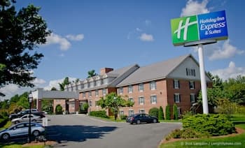 Holiday Inn Express & Suites Merrimack, an IHG Hotel