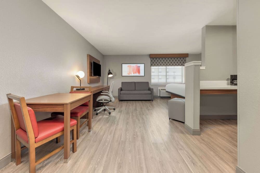 Hawthorn Extended Stay by Wyndham Bedford / Dallas