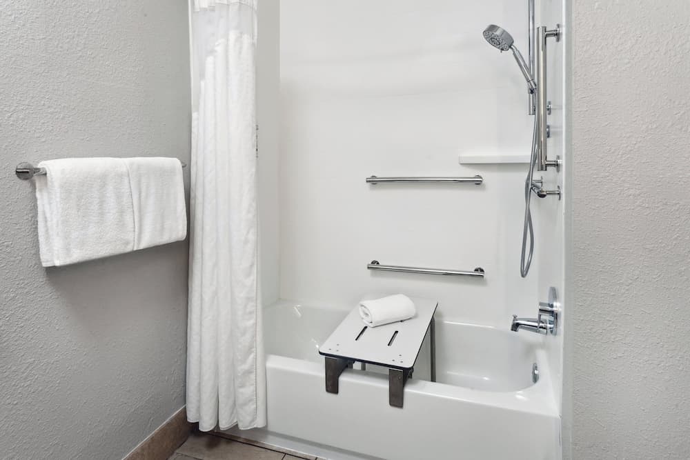 Holiday Inn Express Cleveland Airport - Brookpark by IHG