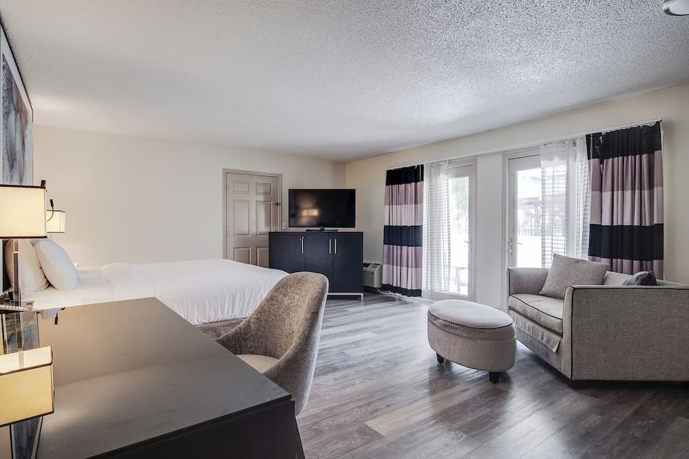 Cottonwood Suites Savannah Hotel & Conference Center