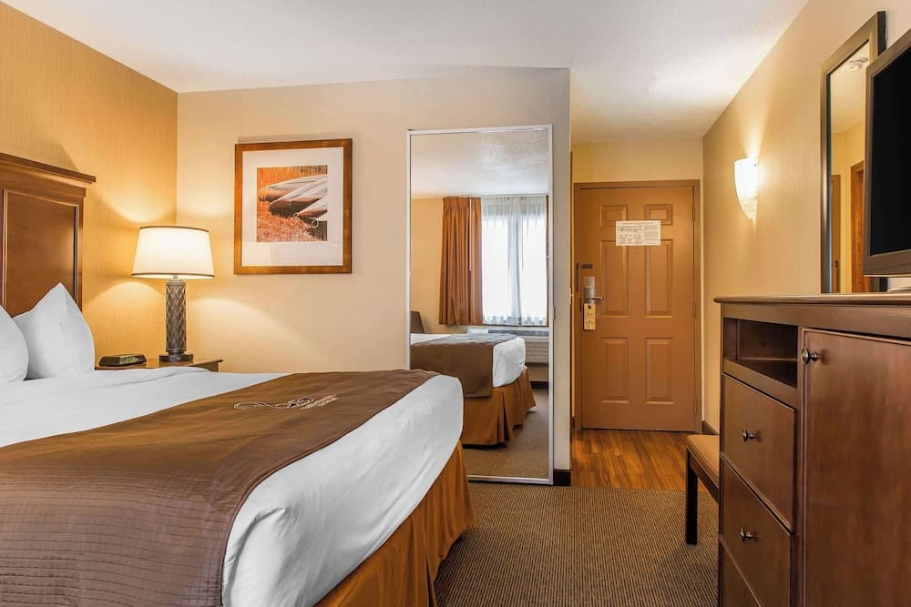 The Black Swan Lee - Lenox, an Ascend Collection Hotel