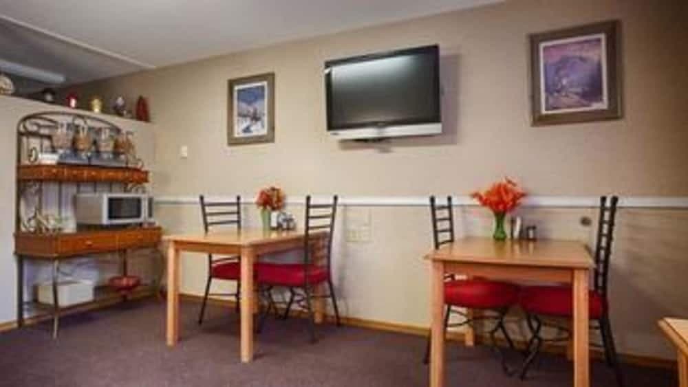 UBar Inn & Suites