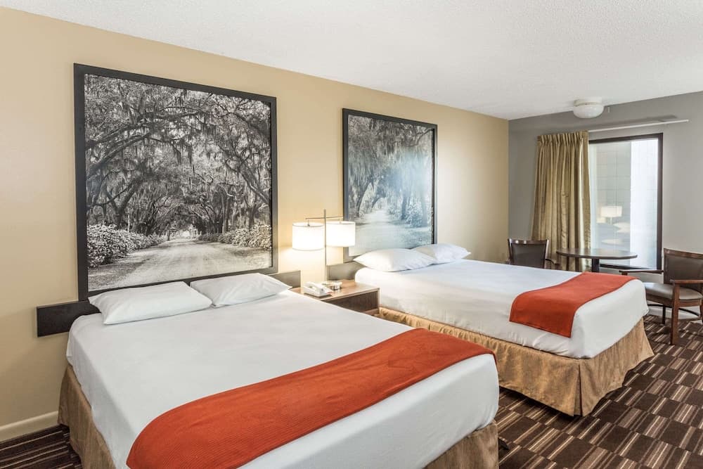 Super 8 by Wyndham Adel GA I-75