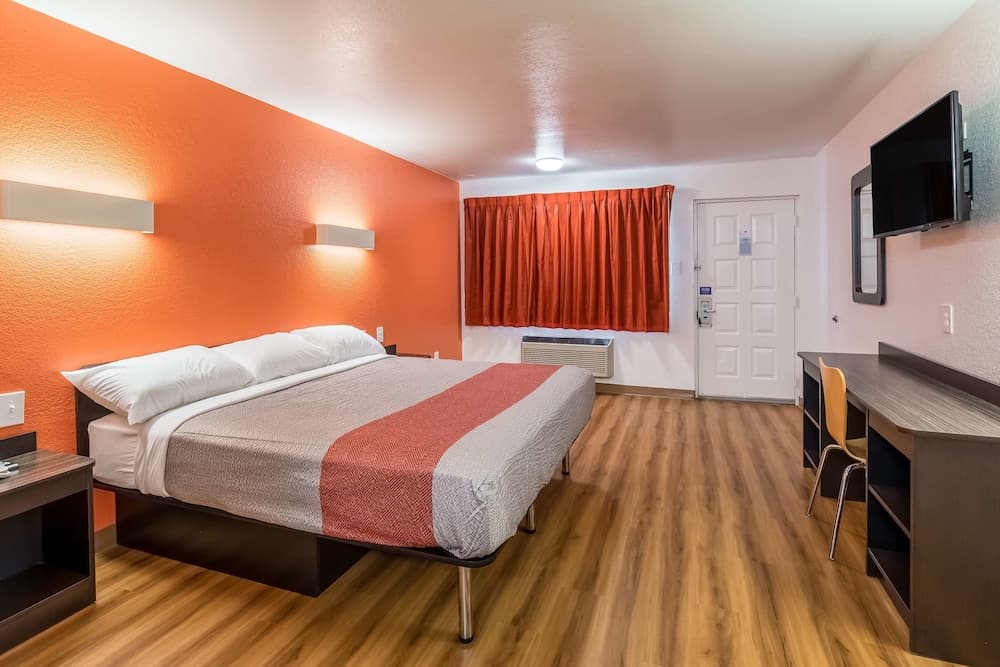 Motel 6 Arlington, TX - UTA