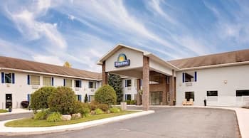 Days Inn by Wyndham Cadillac