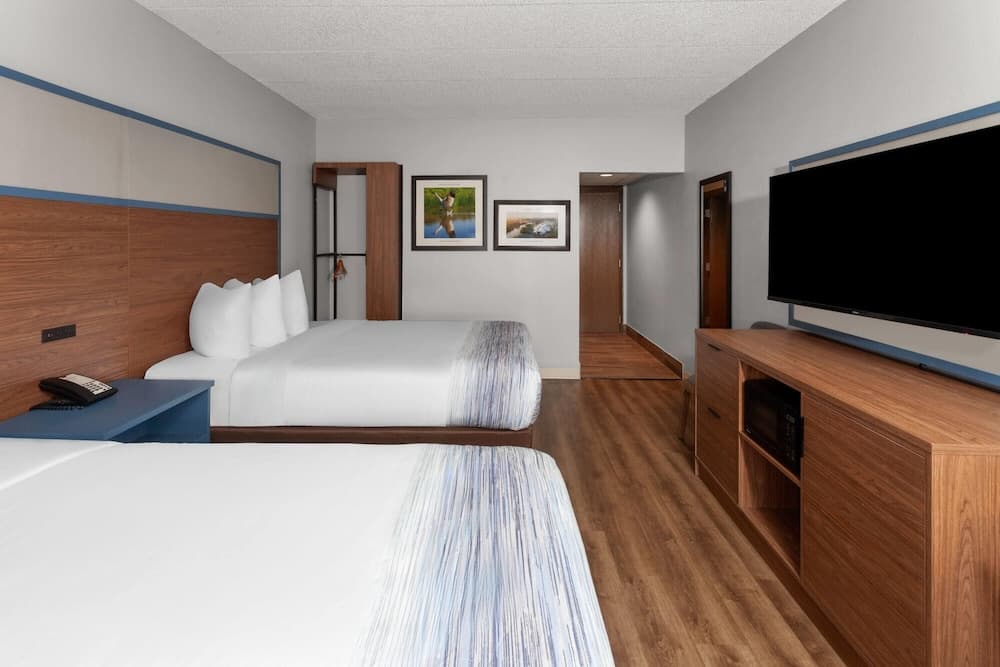 AmericInn & Suites By Wyndham Baraboo Event Center