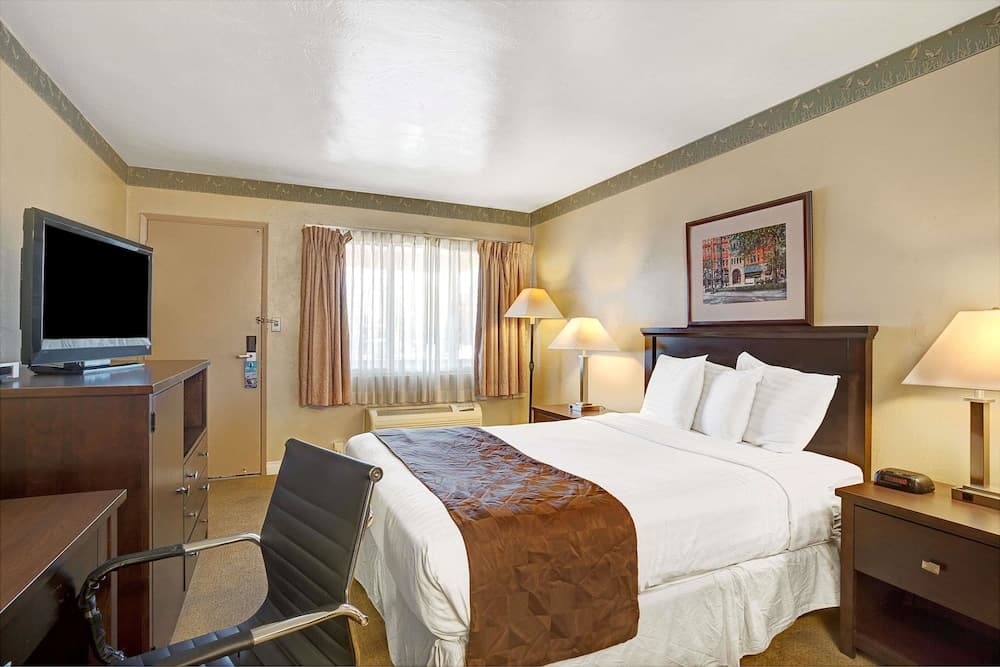 Travelodge by Wyndham Everett City Center