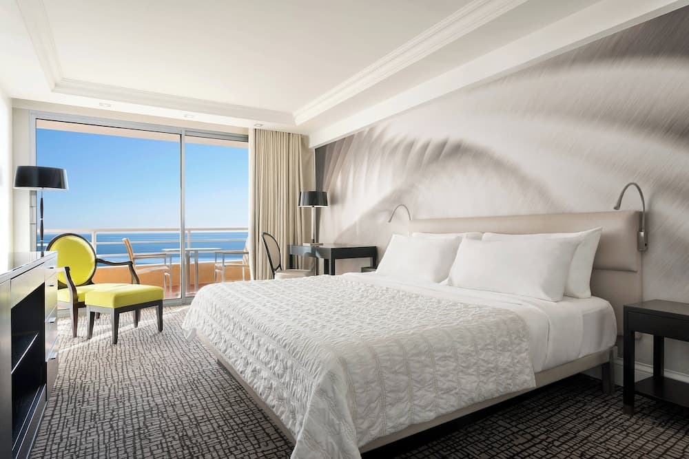 Le Meridien Beach Plaza