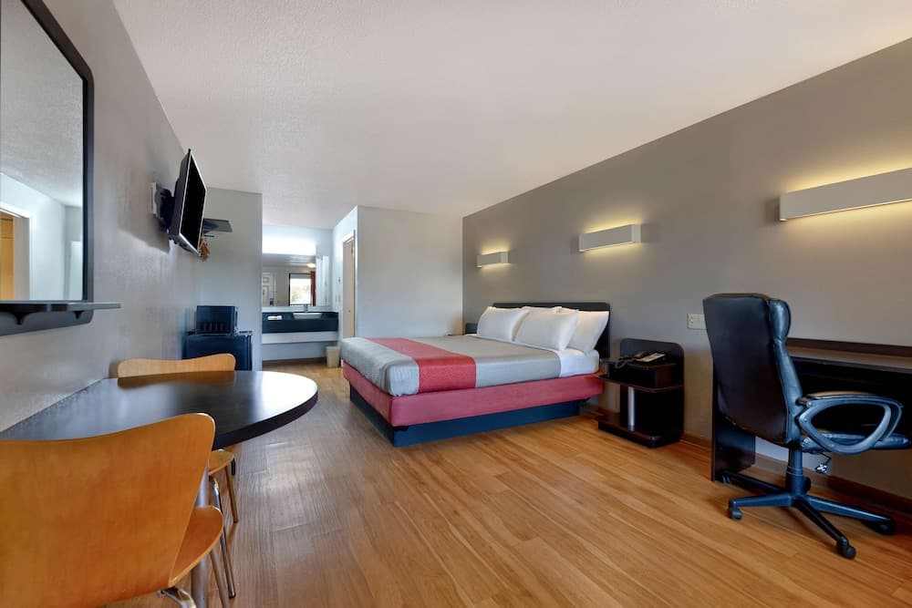 Motel 6 Cookeville, TN