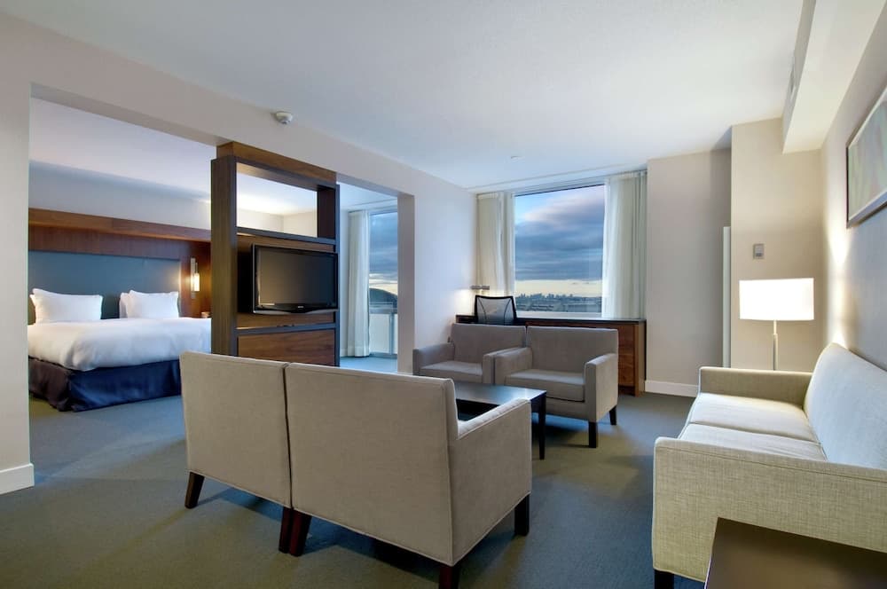 Hilton Toronto Airport Hotel & Suites