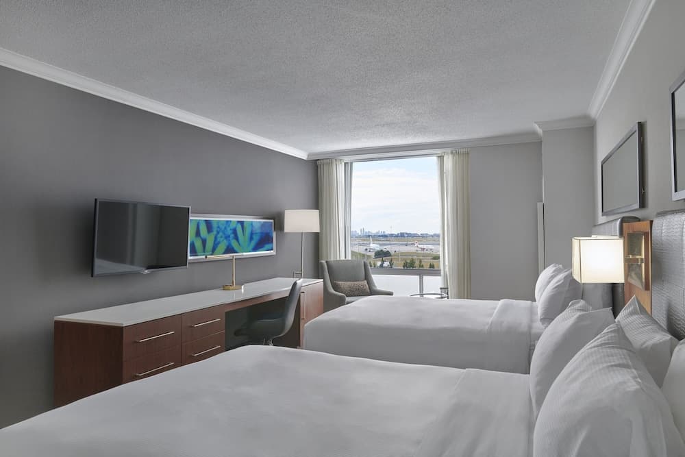 Hilton Toronto Airport Hotel & Suites