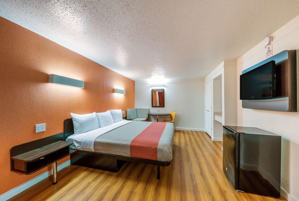 Motel 6 Dallas, TX - Farmers Branch