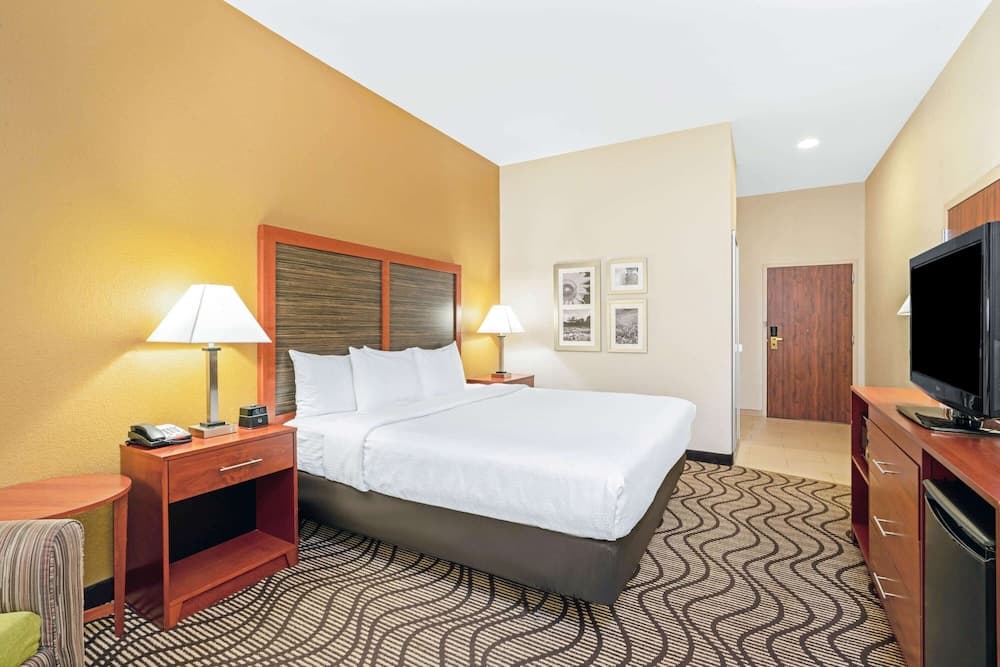 La Quinta Inn & Suites by Wyndham Midwest City - Tinker AFB
