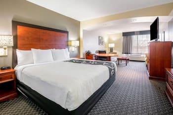 La Quinta Inn & Suites by Wyndham DFW Airport South / Irving