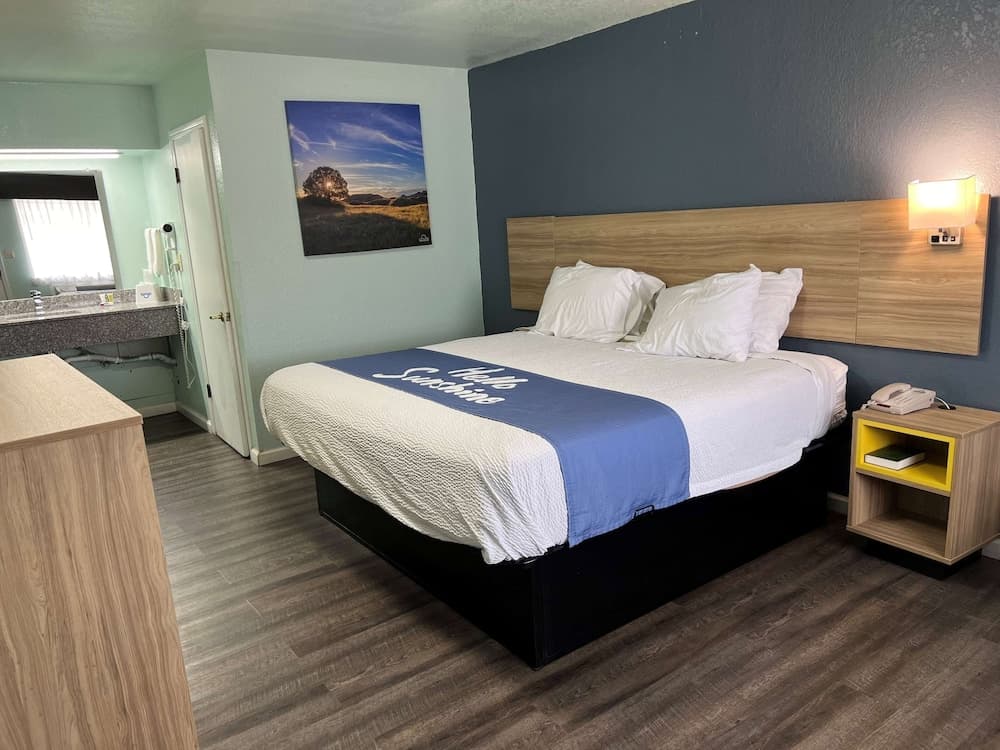 Days Inn by Wyndham Pratt