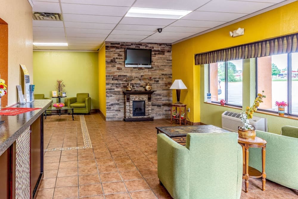 Econo Lodge Inn & Suites Newton