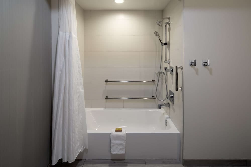 DoubleTree by Hilton Hotel Bakersfield