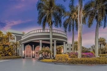 La Quinta Inn & Suites by Wyndham Naples Downtown