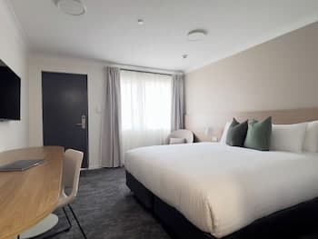 The Phoenix Artesian Spa Resort and Accommodation