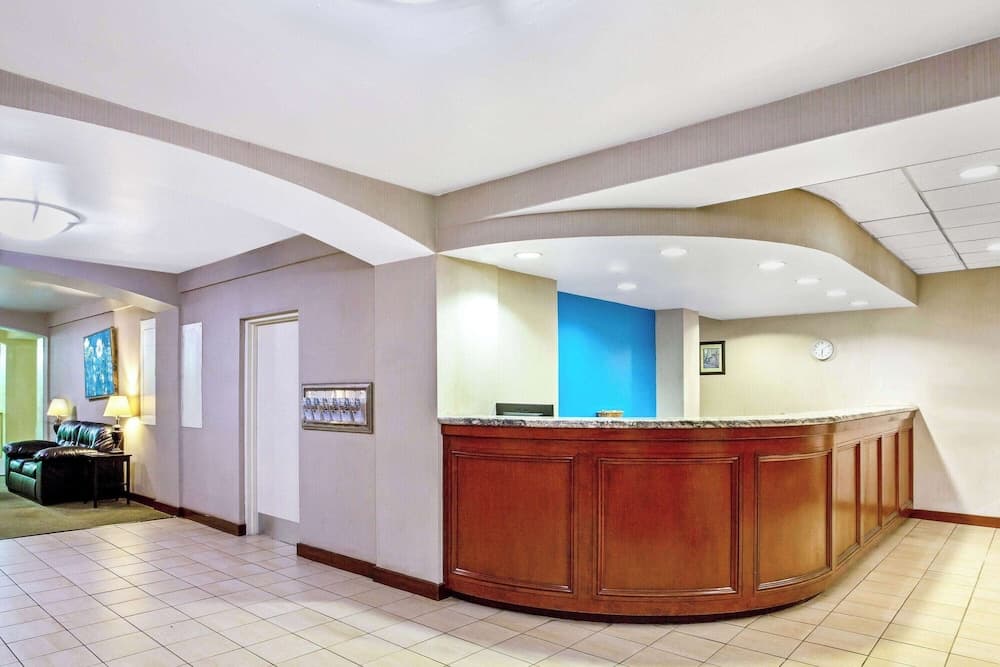 La Quinta Inn & Suites by Wyndham Stamford / New York City