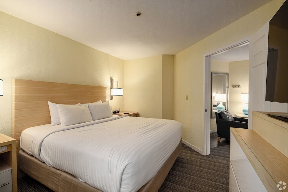 AVIA Residences on Lincoln- Extended Stay