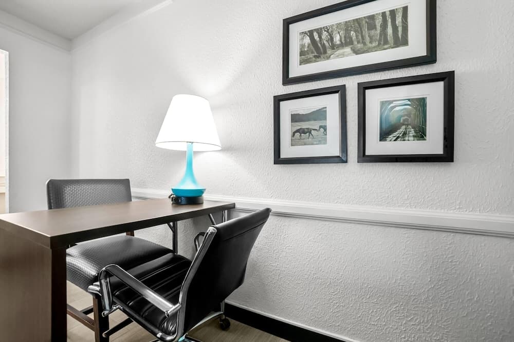 Howard Johnson by Wyndham Columbus Fort Moore