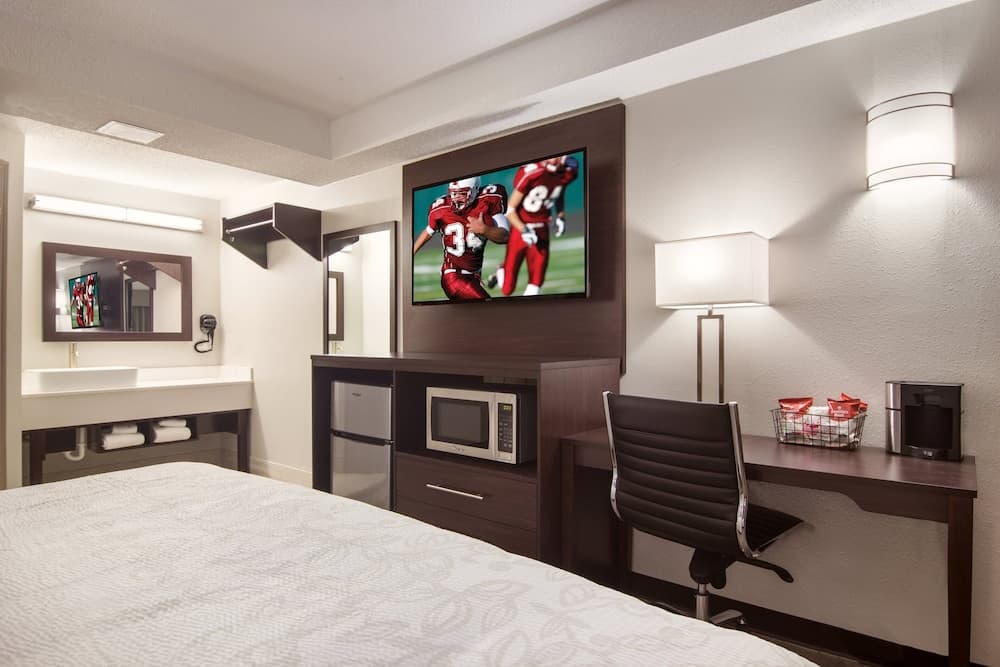 Red Roof Inn PLUS+ & Suites Erie