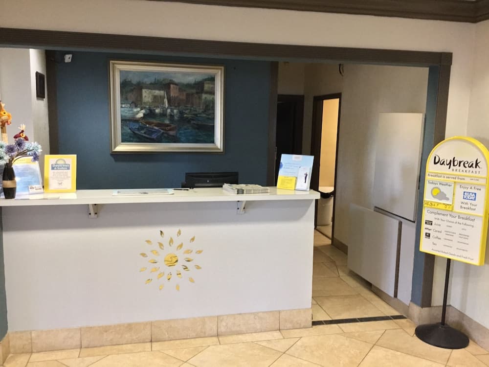 Days Inn & Suites by Wyndham Webster NASA-ClearLake-Houston