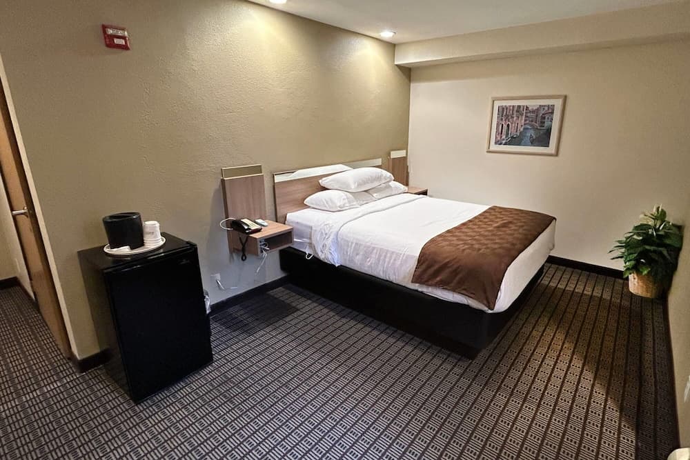 Travelodge by Wyndham Arlington/Dallas Area