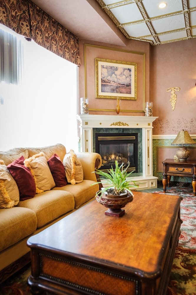 Peterborough Inn & Suites Hotel