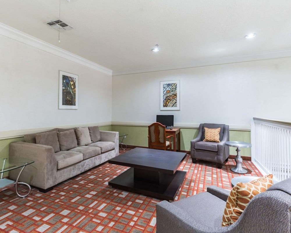 Econo Lodge Inn & Suites East