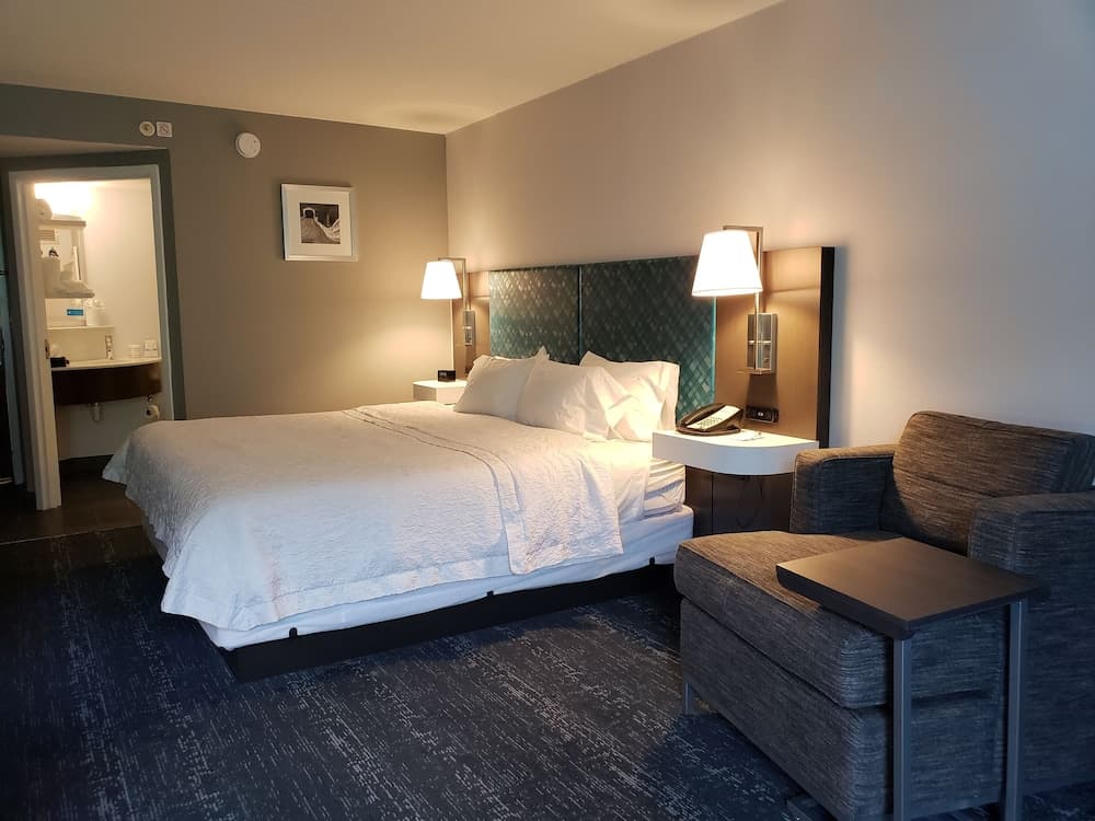 Hampton Inn & Suites Newtown