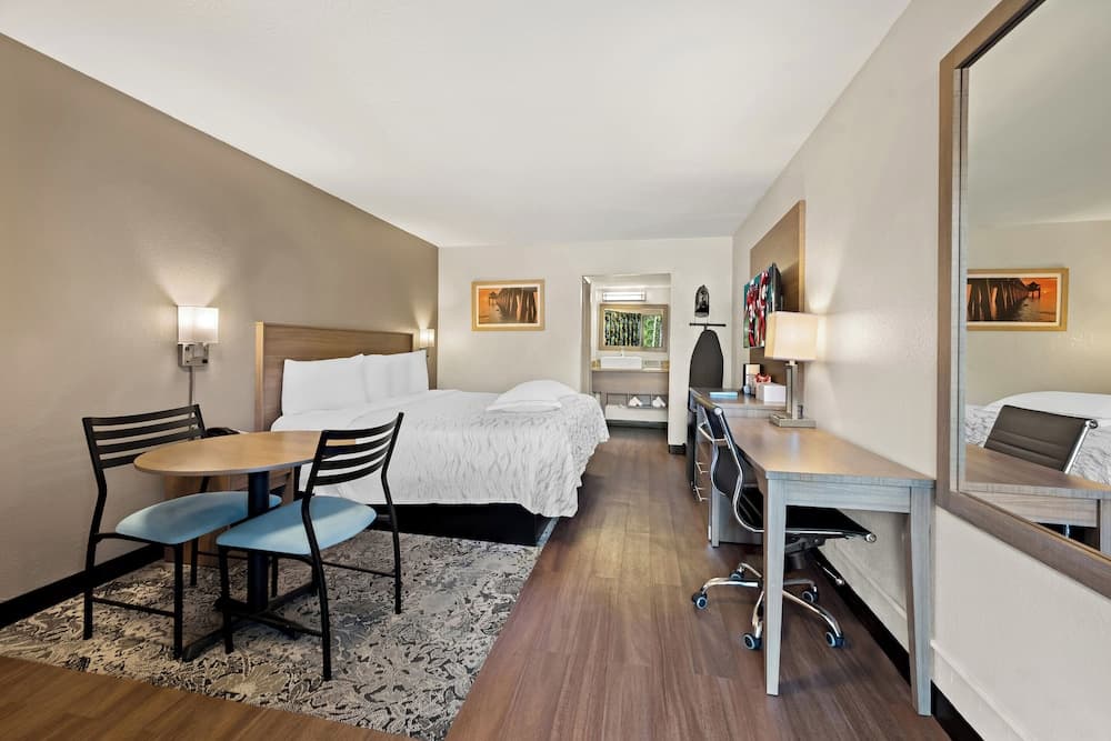 Red Roof Inn PLUS+ & Suites Naples Downtown-5th Ave S