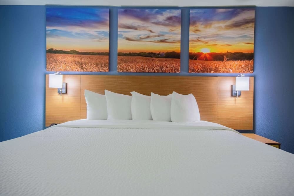 Days Inn & Suites by Wyndham Waterloo