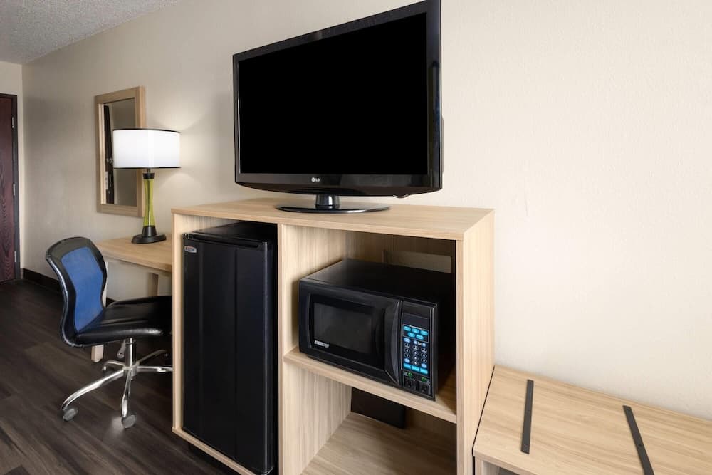 Super 8 by Wyndham South Boston VA