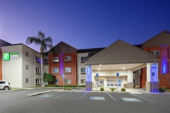 Holiday Inn Express & Suites Tulare, an IHG Hotel