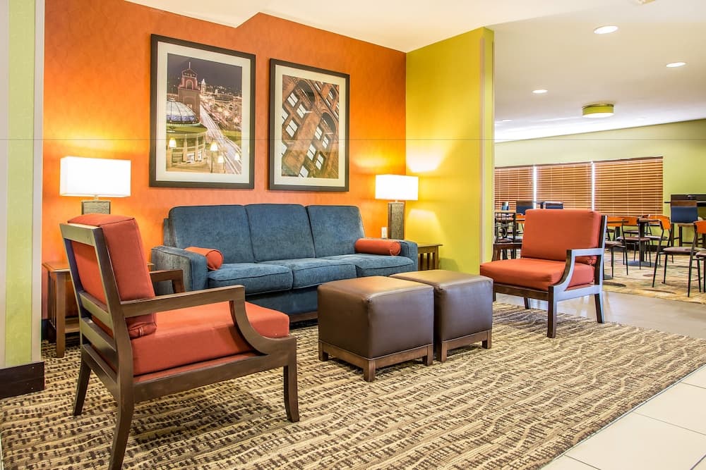 Comfort Inn & Suites Kansas City - Northeast
