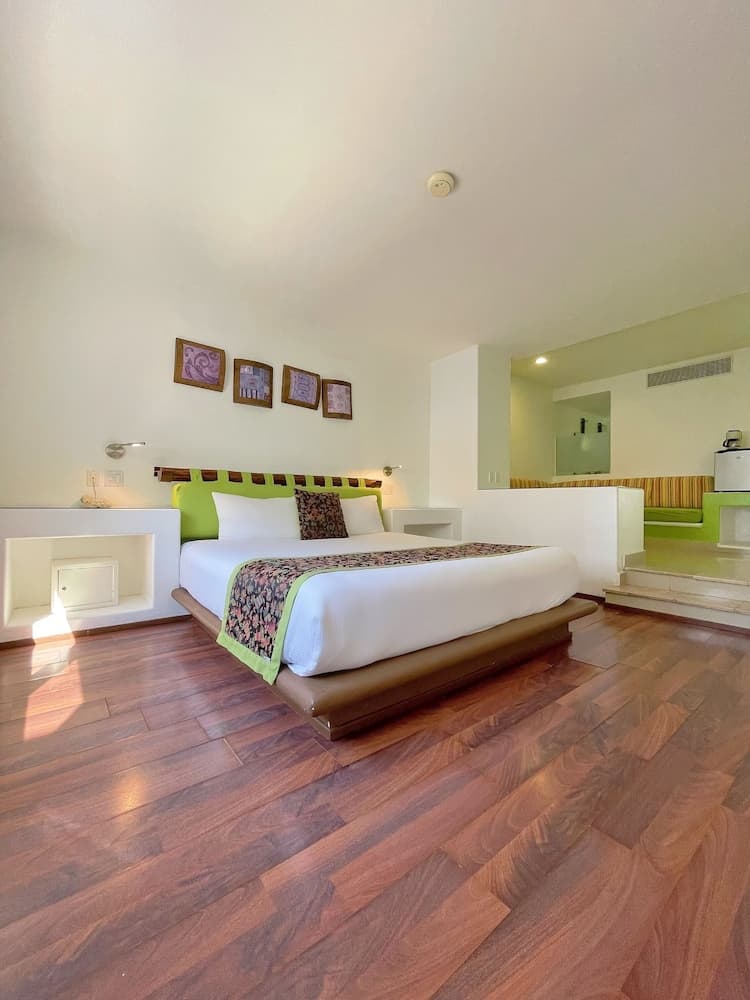 Seven Crown Express & Suites by Kavia