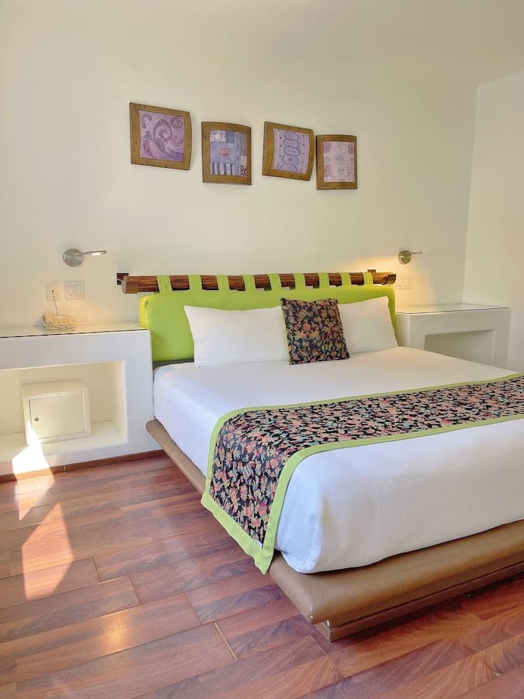 Seven Crown Express & Suites by Kavia