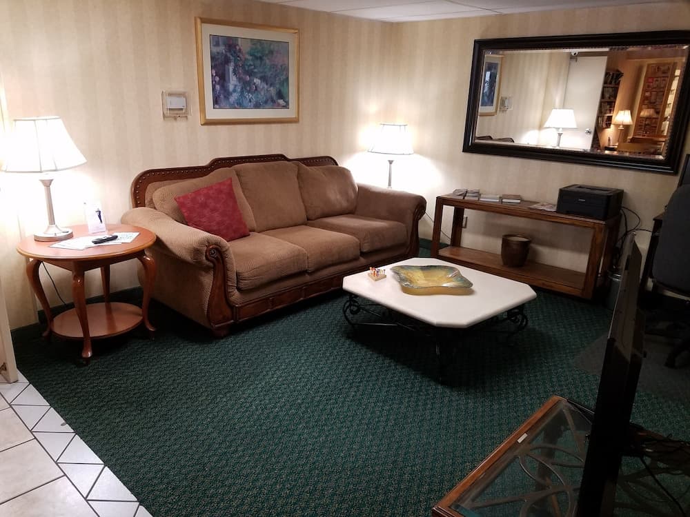 Super 8 by Wyndham Bentonville