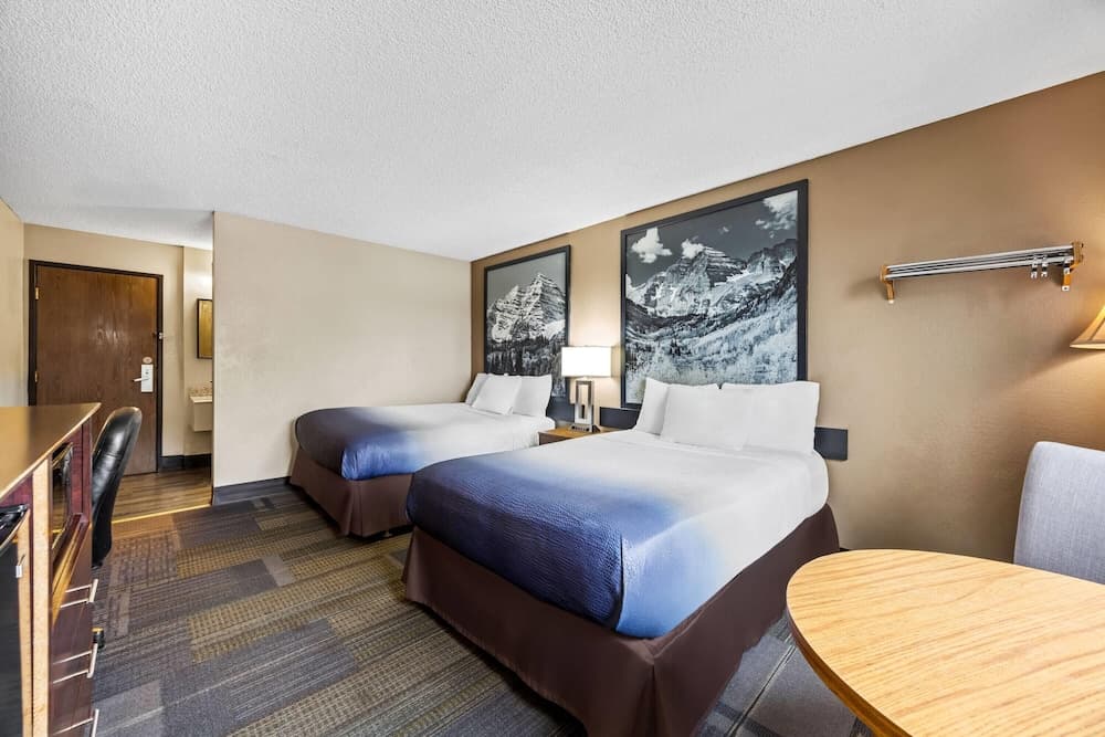 Super 8 by Wyndham Colorado Springs Peterson Space Force