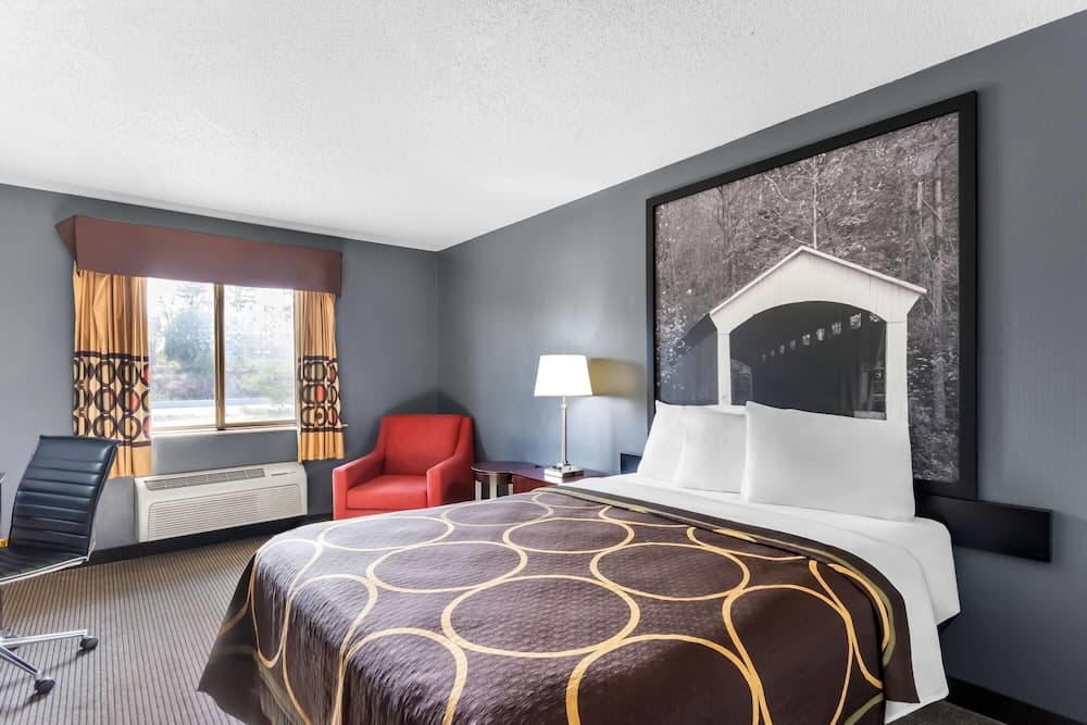 Super 8 by Wyndham Bloomington University Area