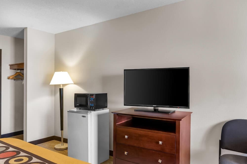 Super 8 by Wyndham Bloomington University Area